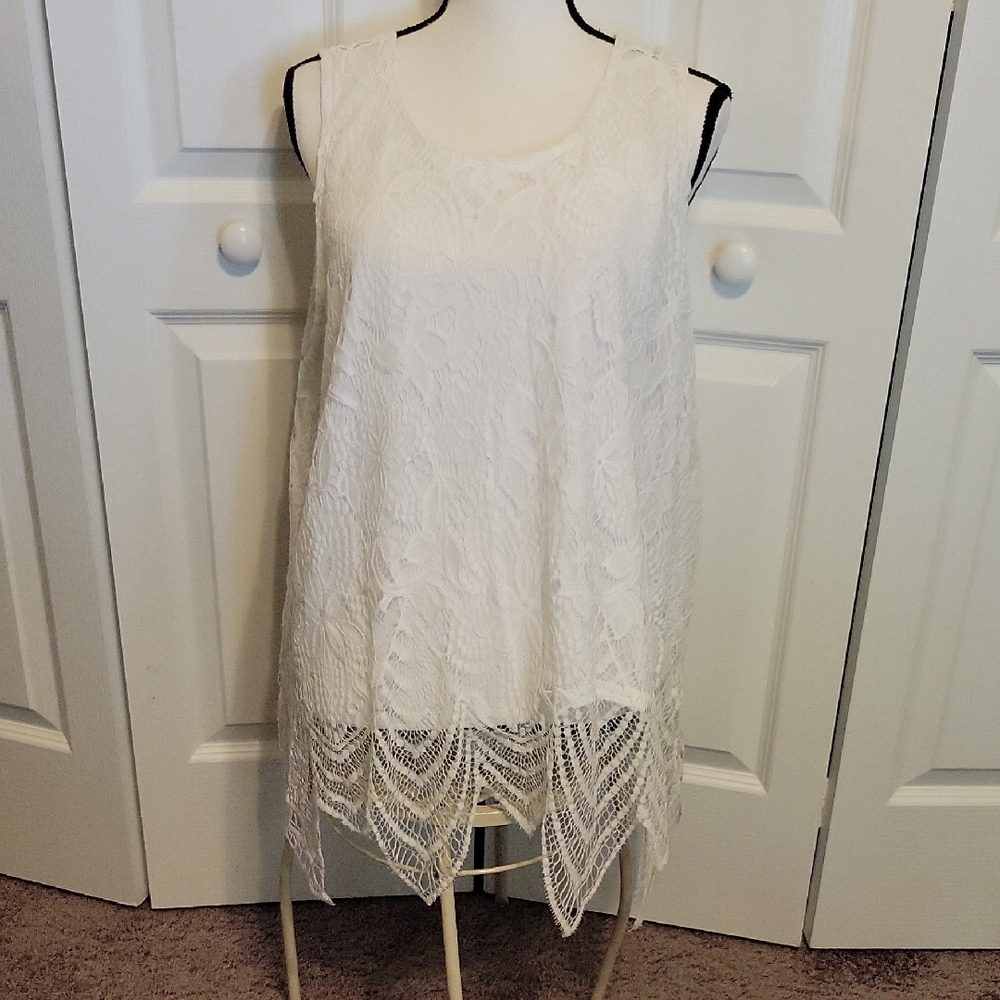 Elegant White Lace Sleeveless Tunic